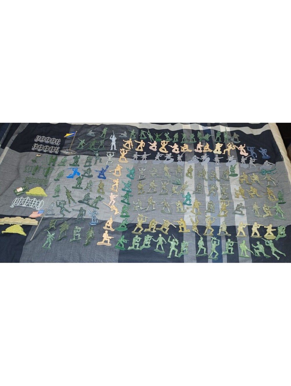 180 Pc Plastic Army Men Lot 143 Figures + Accessories Flags Barricades Military